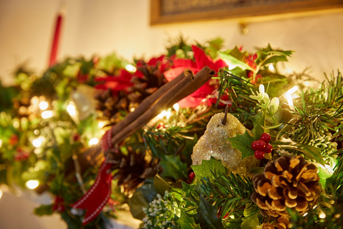 Close up image of the cottage Fireplace Wreath